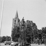 845384 Gezicht op het Plein te Houten met op de achtergrond de N.H. kerk (Lobbendijk1).